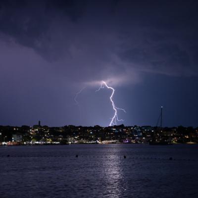 Ein heller Blitz schlägt auf die Stadt