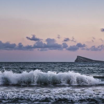 Blick auf das Meer. In der Ferne ist die Insel Mirador de l'Illa zu sehen.