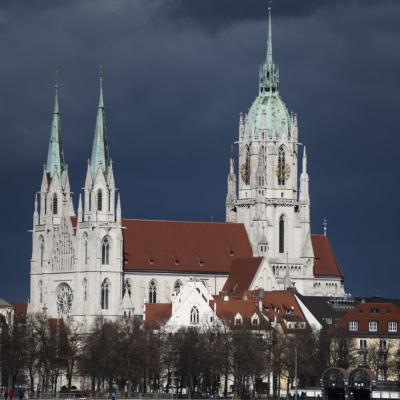 Die pechschwarze Wolke lässt die weiße Kirche durch einen hohen Kontrast hervorheben.