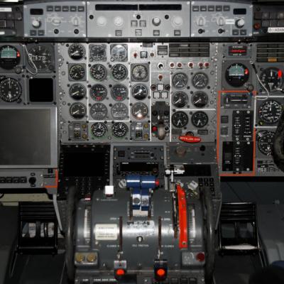 Das Cockbit eines Flugzeugs für Personen.
