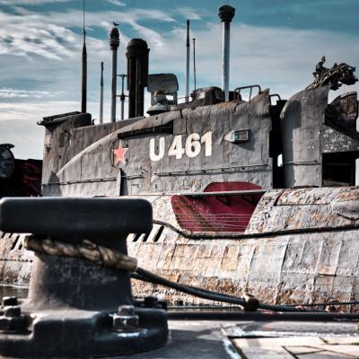 Ein sowjetisches Uboot U461 liegt im Hafen und dient als Museum. Im Vordergrund ist das Uboot an dem Poller angeleint.