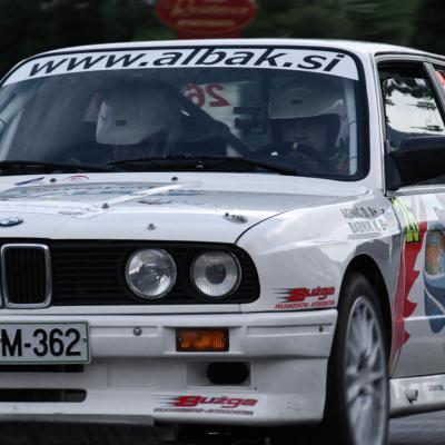 Ein weißes Rennauto der Marke BMW bei einem Rennen.