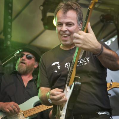 Ein Bandmitglied spielt ein Solo auf der Bühne