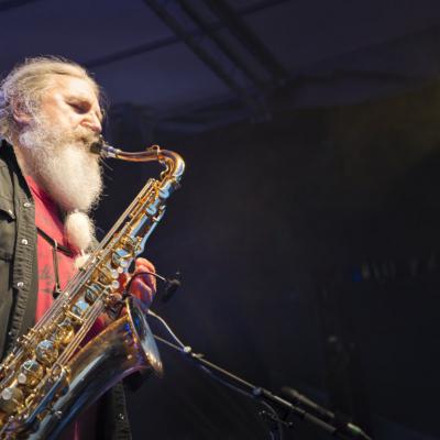 Bandmitglied Staniloi spielt auf der Bühne Saxophon.